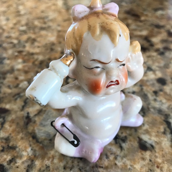 VINTAGE CERAMIC CRYING BABY FIGURINE - Picture 2 of 7